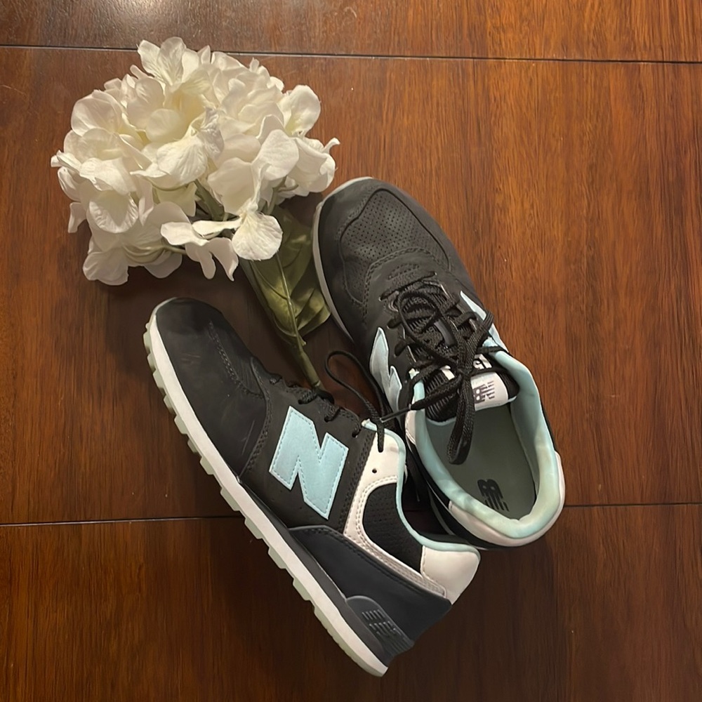 Boys New Balance Sneaker / Woman size 8.5